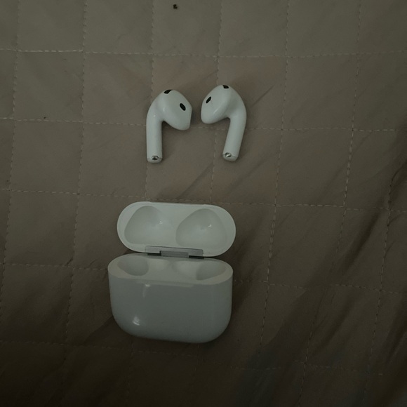 Apple White Earbud Headphones - Picture 3 of 6